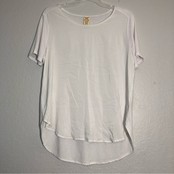 NWOT~Women’s White Short Sleeve Soft T-shirt Blouse with Crips Front Panel - Picture 2 of 4